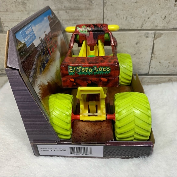 MONSTER JAM 1/24 SCALE ZOMBIE INVASION EL TORO LOCO 2024 SPIN MASTER - Picture 5 of 7